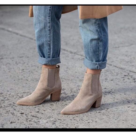 Tony Bianco Suede Chelsea Block Heel Boots Taupe Beige Size 5 pull on - Picture 1 of 9